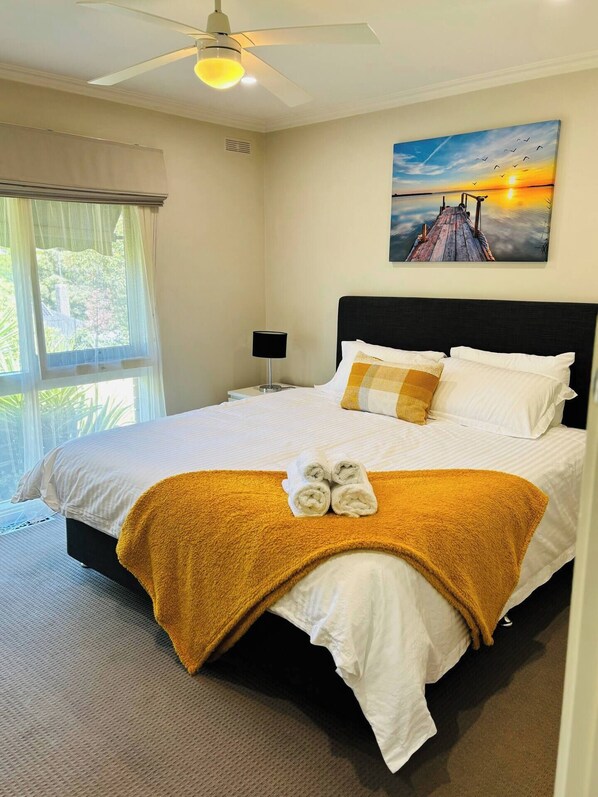 3 habitaciones, tabla de planchar con plancha, wifi y ropa de cama