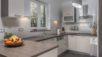 Vila Standar, 4 kamar tidur, 2 kamar mandi (Villa Filleona) | Dapur pribadi | Lemari es, microwave, oven, dan kompor