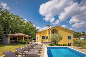 Außenpool (je nach Saison geöffnet)