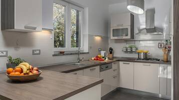 Villa Standard, plusieurs chambres, 2 salles de bains (Villa Filleona) | Cuisine privée