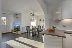 Villa Standard, plusieurs chambres, 2 salles de bains (Villa Filleona) | Restauration