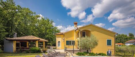 Una piscina al aire libre de temporada