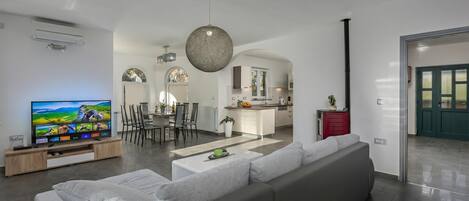Standard Villa, Multiple Bedrooms, 2 Bathrooms (Villa Filleona) | Living area | 21-inch flat-screen TV with satellite channels