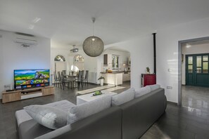 Standaard villa, meerdere slaapkamers, 2 badkamers (Villa Filleona) | Woonruimte | Een 21-inch flatscreentelevisie met satellietzenders
