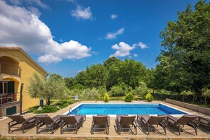 Una piscina al aire libre de temporada