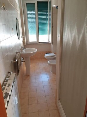 Basic Triple Room, Courtyard Area | Desk, laptop workspace, iron/ironing board, free WiFi - Appartamento di Yan  (Rome)