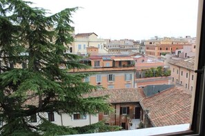Chambre triple Confort, vue sur le jardin | Terrasse/patio
