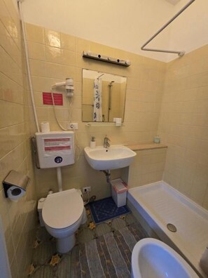 Comfort Triple Room, Garden View | Bathroom | Shower, hair dryer, soap, shampoo - Appartamento di Yan  (Rome)