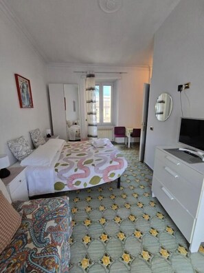 Habitació triple Comfort, vistes al jardí | Escriptori i espai de treball apte per a portàtils 