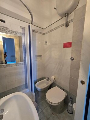 Family Triple Room, Balcony, Courtyard View | Bathroom