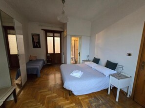 Habitació triple familiar, balcó, vistes al pati | Escriptori i espai de treball apte per a portàtils 