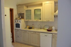 Réfrigérateur, four à micro-ondes, surface de cuisson