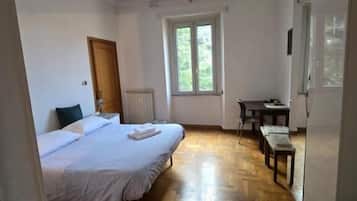 Habitación triple familiar, balcón, vista al patio | Escritorio y espacio para trabajar con laptop