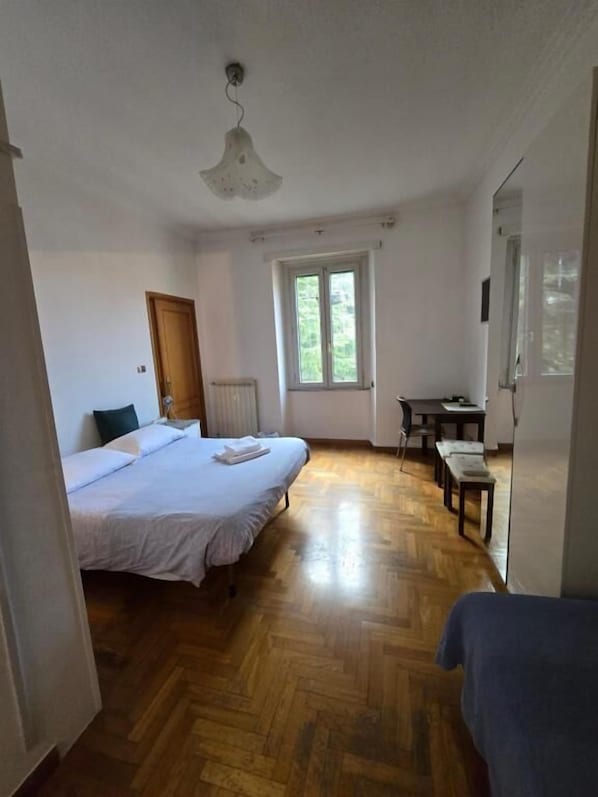 Chambre triple familiale, balcon, vue sur la cour intérieure | Bureau, espace de travail pour ordinateurs portables