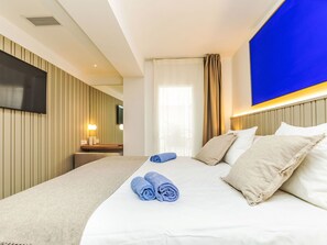 2 bedrooms, desk, internet