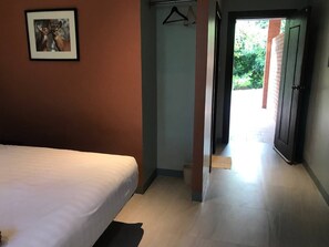 Desk, laptop workspace, free WiFi - Phnom Meas Homestay (Serei Saophoan)