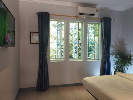 Desk, laptop workspace, free WiFi. Phnom Meas Homestay