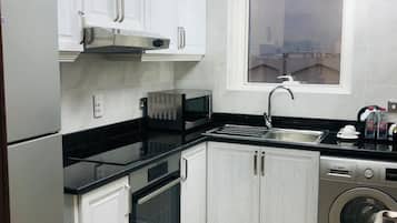 Geladeira grande, micro-ondas, fogão, cooktop