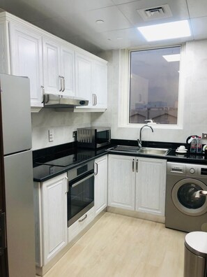 Full-sized fridge, microwave, oven, stovetop - BANIYAS PLAZA HOTEL APARMENT  (Abu Dhabi)