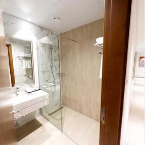 Combined shower/tub, towels, soap, shampoo - BANIYAS PLAZA HOTEL APARMENT  (Abu Dhabi)