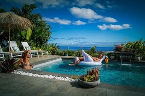 Een buitenzwembad en een verwarmd zwembad