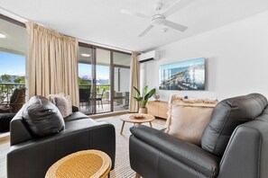 Living room - Aquarius Esplanade Retreat (Cairns)