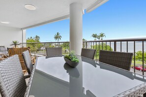 Outdoor dining - Aquarius Esplanade Retreat (Cairns)