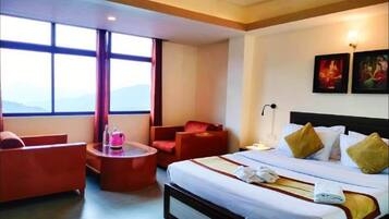 Deluxe Double Room | Laptop workspace, free WiFi, bed sheets