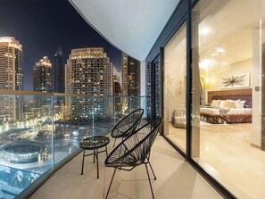 Balcony - Downtown Luxe 1BR Vibes at Grande (Dubai)