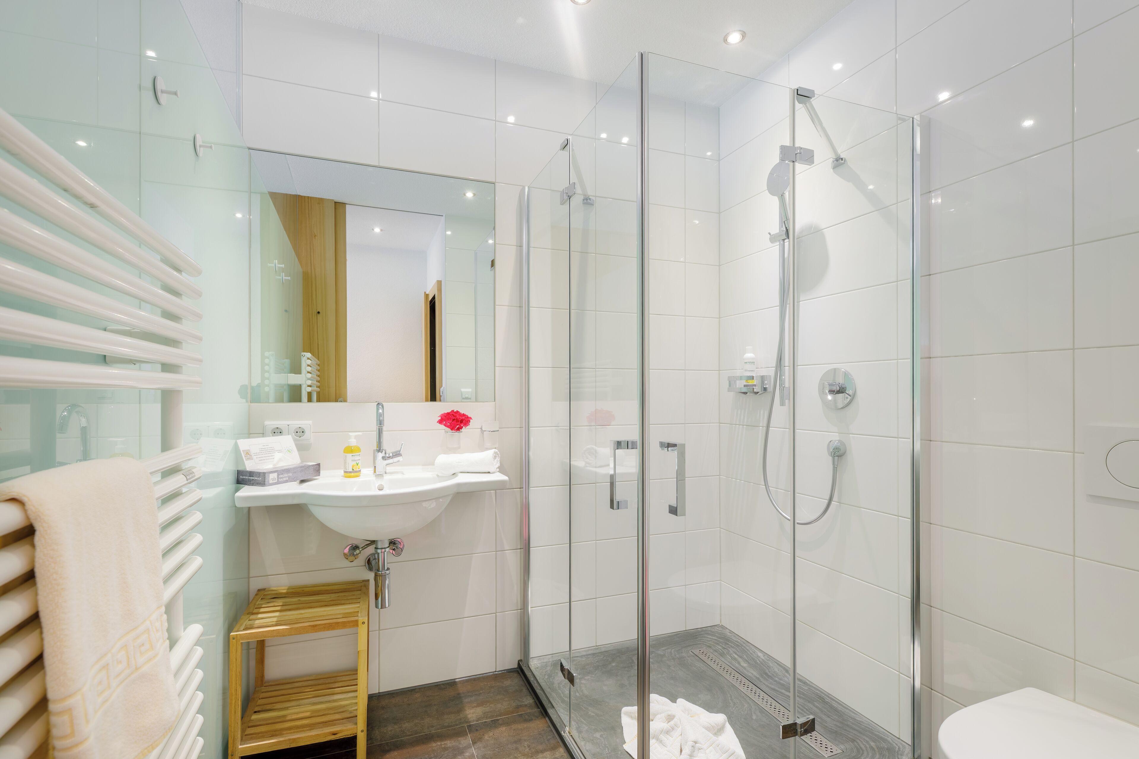 Classic-Doppelzimmer, Balkon, Bergblick | Badezimmer | Bademäntel