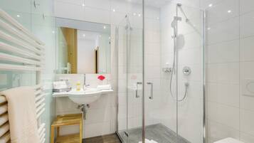 Classic-Doppelzimmer, Balkon, Bergblick | Badezimmer | BademÀntel