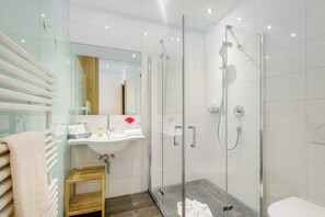 Bathroom - Hotel & Restaurant Der Hirschen (Sibratsgfaell)