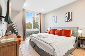 1 habitación, escritorio, tabla de planchar con plancha y cuna de viaje