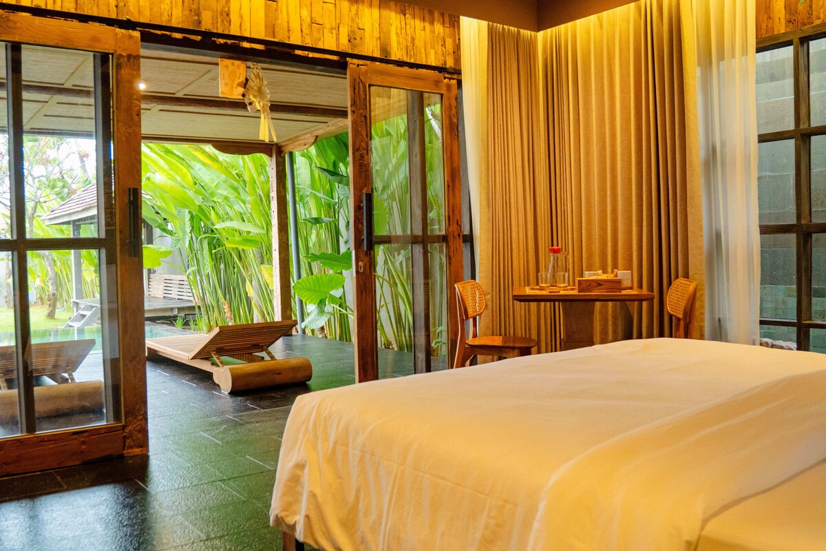 Royal Villa with Pool | 1 kamar tidur, kedap suara, setrika/meja setrika, dan Wi-Fi gratis
