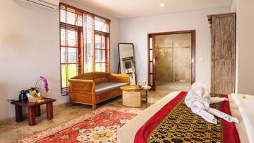 1 habitación, sistema de insonorización y tabla de planchar con plancha