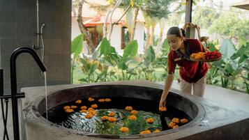 Couples treatment rooms, sauna, body treatments, aromatherapy