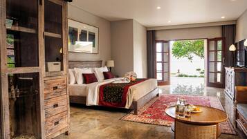 Luxury Suite, Sea View | 1 bedroom, soundproofing, iron/ironing board, free WiFi