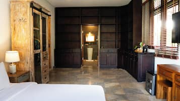 Suite Luxe, 1 trÚs grand lit, non-fumeurs, vue jardin | 1 chambre, chambres insonorisées, fer et planche à repasser