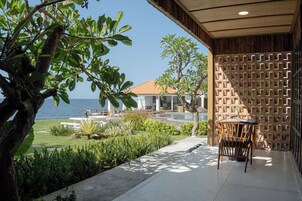 Un patio con vistas al mar, una piscina y una valla de madera.