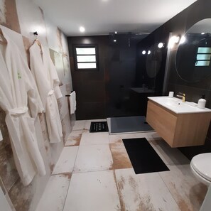 Shower, hair dryer, towels, soap - VILLA GARRIGA: Double Room - Mountain View  (Le Bois de Nèfles,)