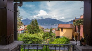 A balcony with a view of mountains and a lake. - Villa Patricia in Acquaseria (San Siro)