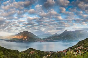 A panoramic view of a mountainous landscape with a lake and a town. - Villa Patricia in Acquaseria (San Siro)