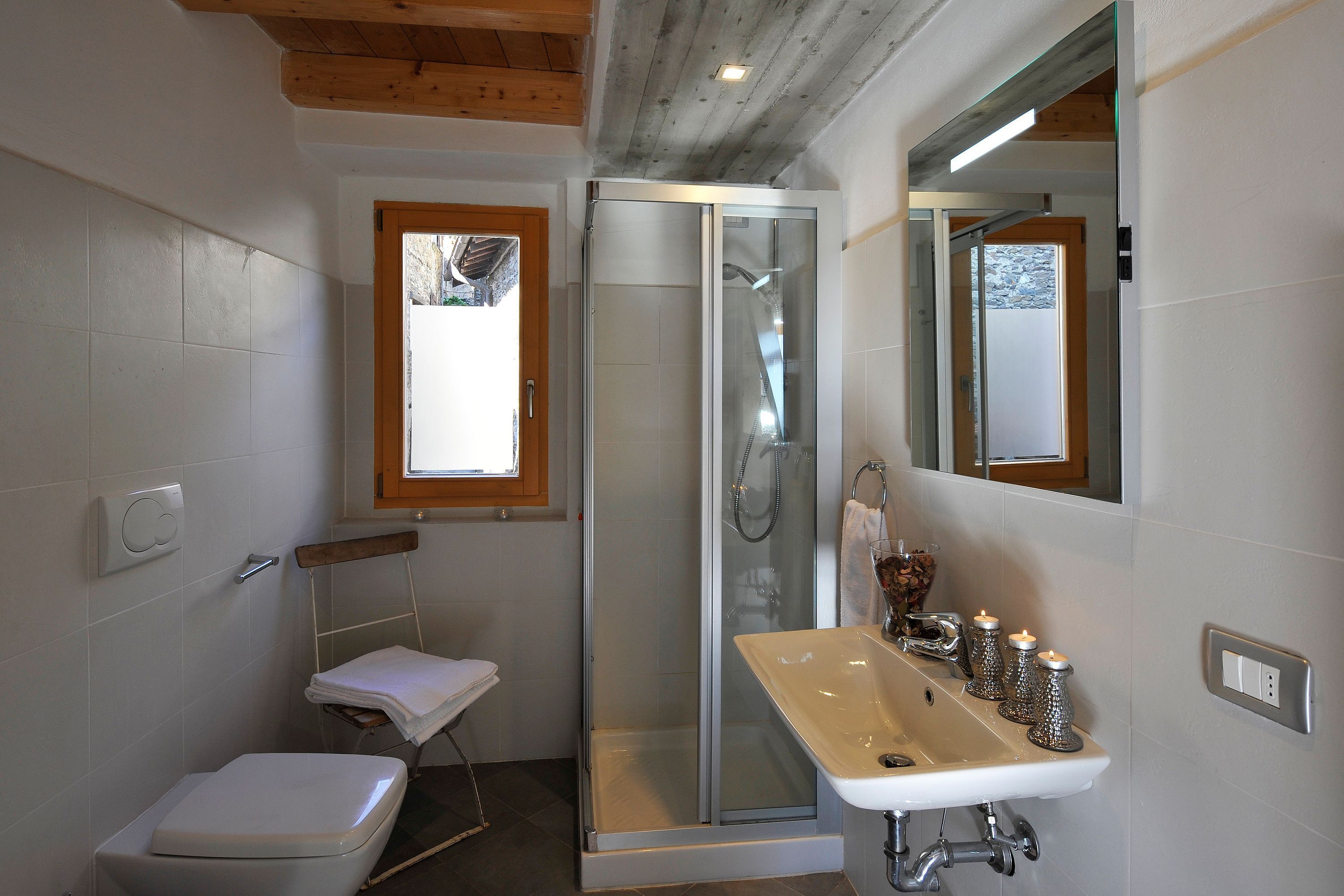Un baño con ducha, inodoro y lavamanos.