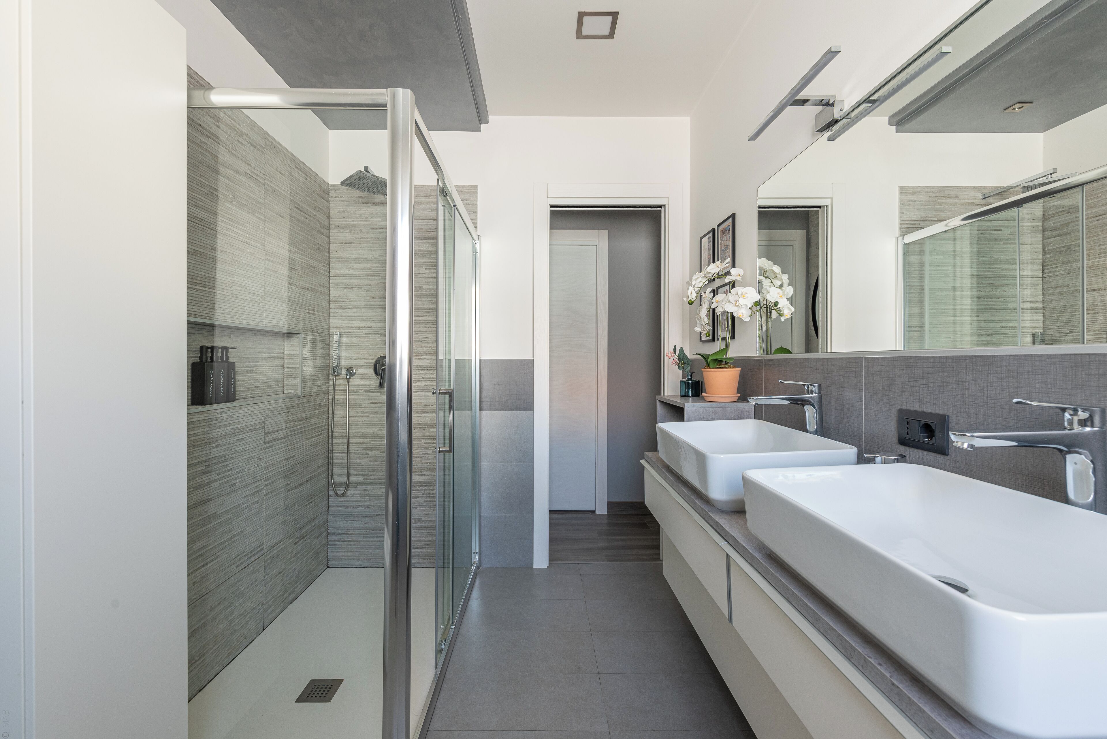 Douche, sèche-cheveux, bidet, serviettes fournies