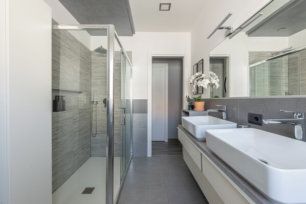 Dusche, Haartrockner, Bidet, Handtücher