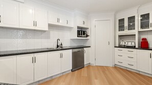 Fridge, microwave, oven, stovetop - Beach Haven 5 - 5 - 84 Lawson Street (Byron)