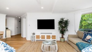 Living area - Beach Haven 5 - 5 - 84 Lawson Street (Byron)
