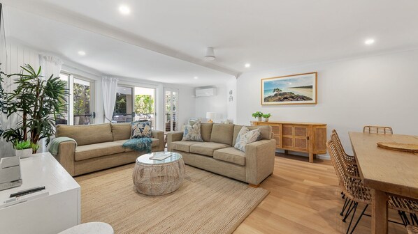 Living area - Beach Haven 5 - 5 - 84 Lawson Street (Byron)