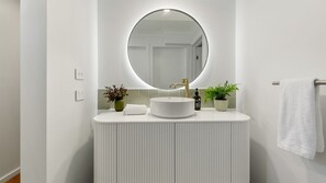 Dusche, Haartrockner, Handtücher