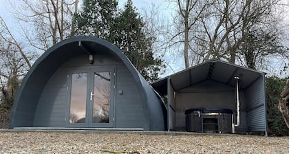 Executive Pod and Jacuzzi by the river, in Co.Wexford